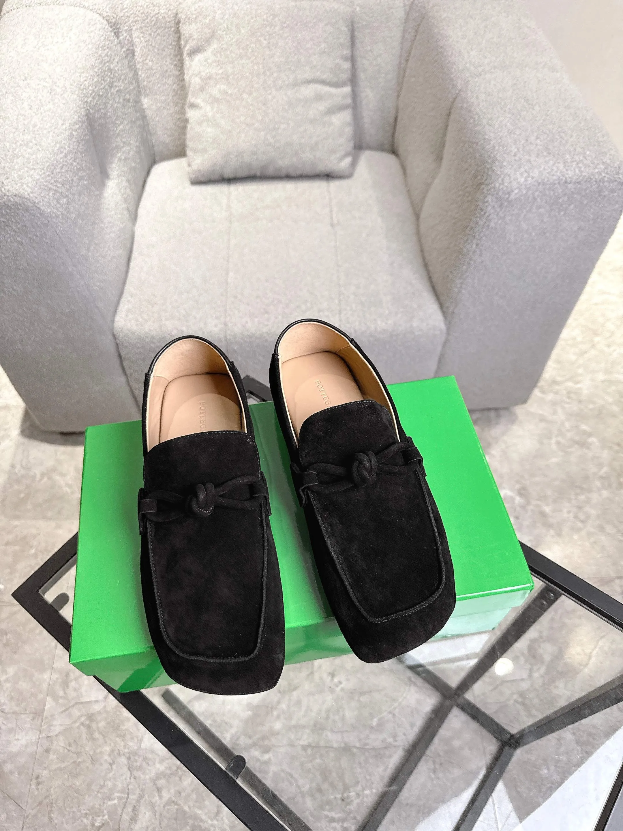 [BV] Top P: 800💰 Size: Women 35-39 (Customized for women 40) Men 39-44 (38.45 non-refundable) Bottega Veneta 2025 Autumn Counter Synchronized Couple Style Bottega Veneta Square Toe Flats Original 1:1 material selection, genuine leather outsole! A one-to-one replica of the original! quality assurance!